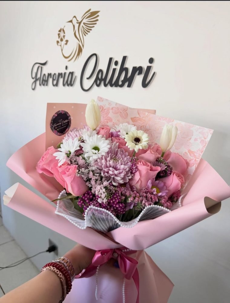 Ramo mixto con dos tulipanes