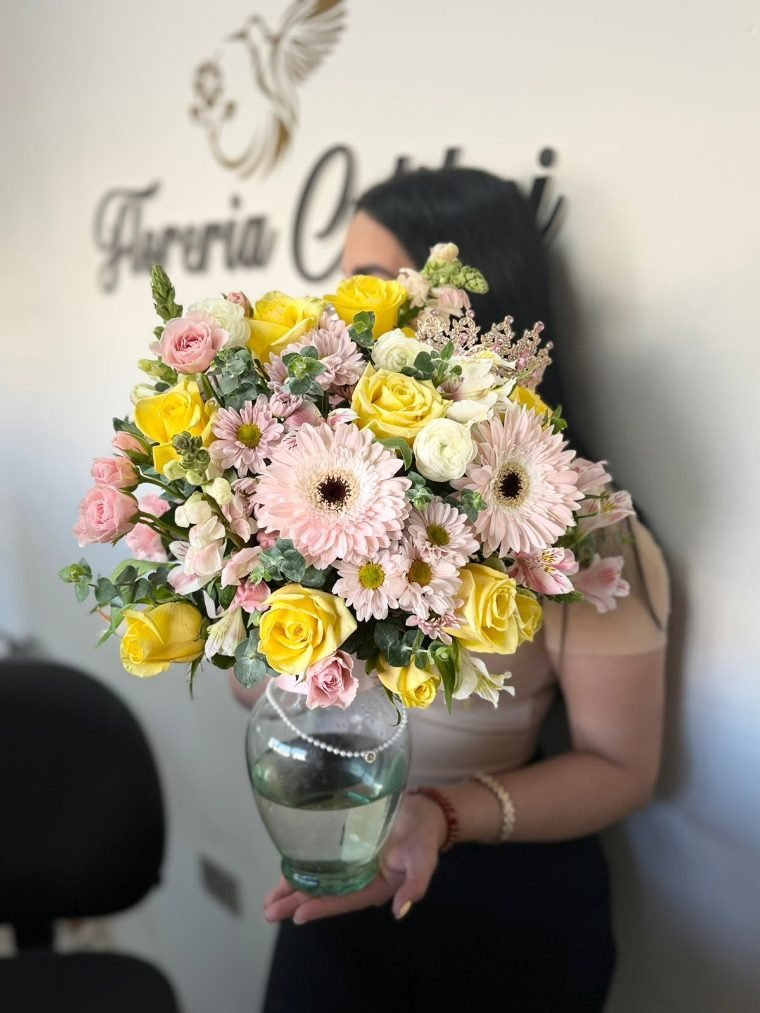 Jarrón con flores mixtas de un frente