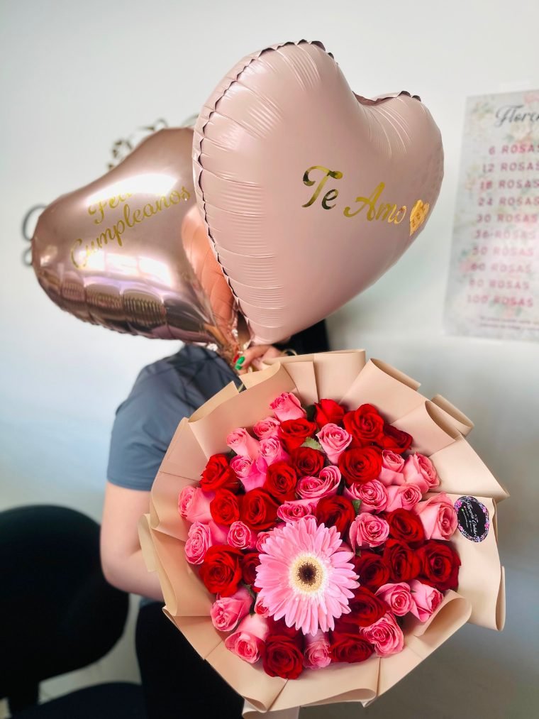 50 rosas con gerbera y dos globos