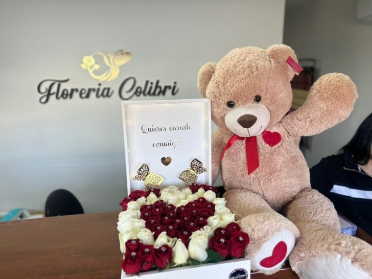 Caja con flores y oso teddy