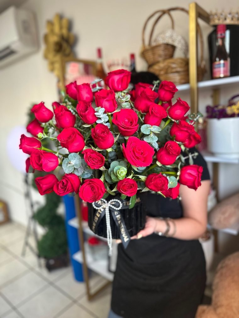 Jarrón con 80 rosas rojas