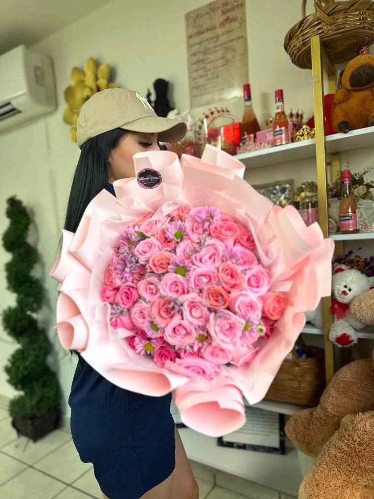 Ramo de 50 rosas con flores anath