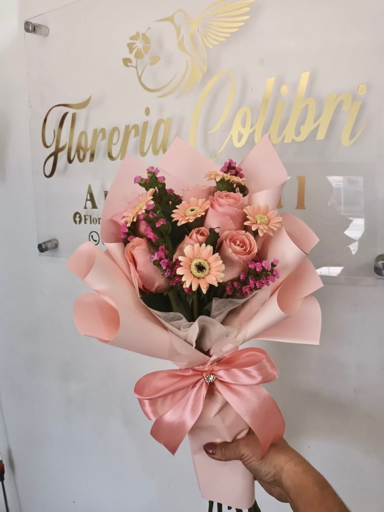 Ramo de 6 rosas con mini gerberas