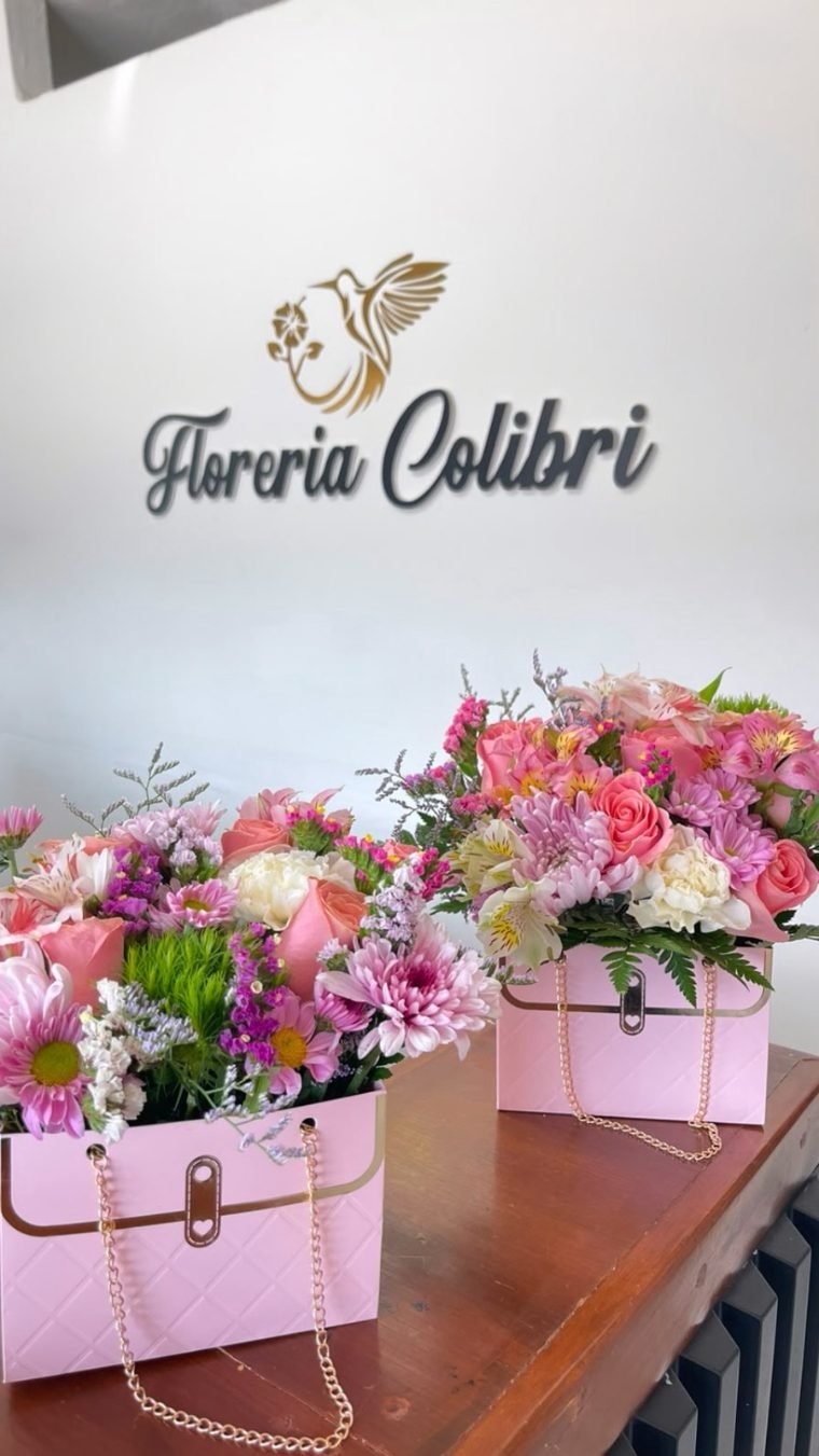 Bolsa decorada con flores