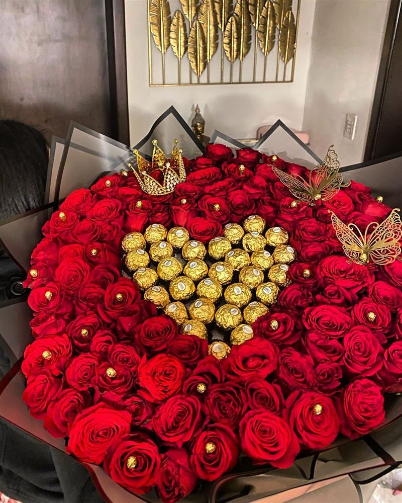 Isabella, corazón de rosas con chocolates